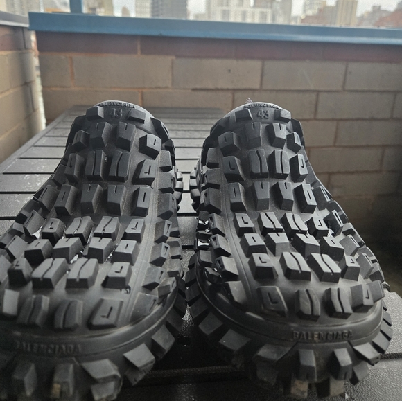 Balenciaga Men's Black Rubber Clogs - Picture 3 of 6